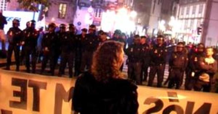 Axentes da UIP impiden ás feministas manifestarse. Foto: Gzcontrainfo