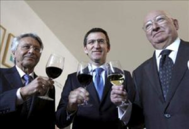 Feijóo celebra a fusión das caixas canda Gayoso e Varela, dous dos directivos que levaron as millonarias indemnizacións