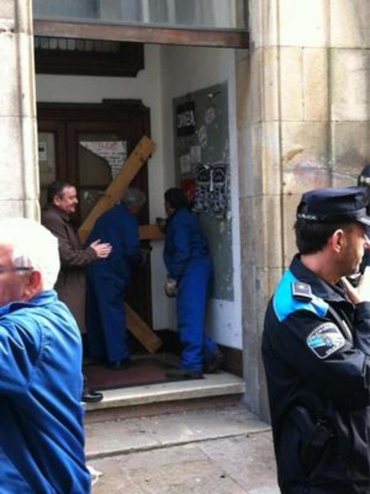 Tapiando a Sala Yago en Compostela tras a okupación 