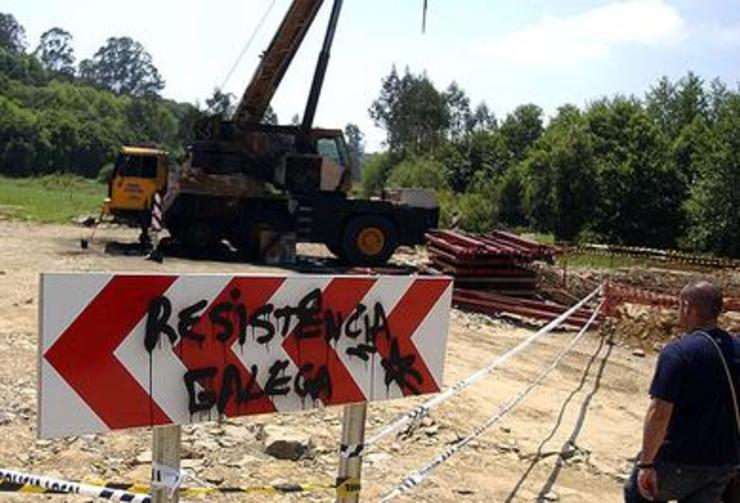 Sabotaxe contra as obras do AVE con pintada de Resitencia Galega