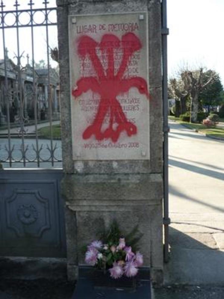 Símbolo da Falanxe pintado sobre a placa da Memoria Histórica no ceminterio de Lavadores