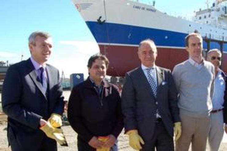 Rueda posa diante dun dos barcos da filial de Pescanova en Chile
