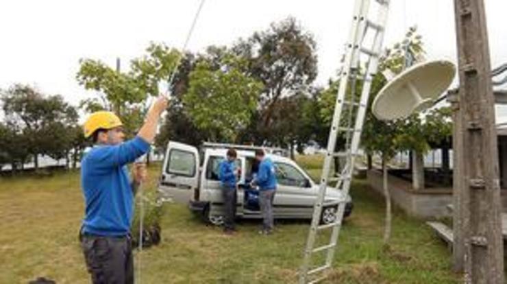 Traballadores instalan unha antena 
