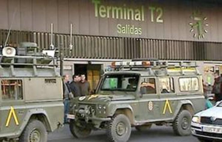 Vehículos militares en Barajas.
