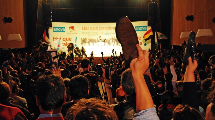 Zapato en ristre, Beiras recibido no mitin de AGE en Santiago