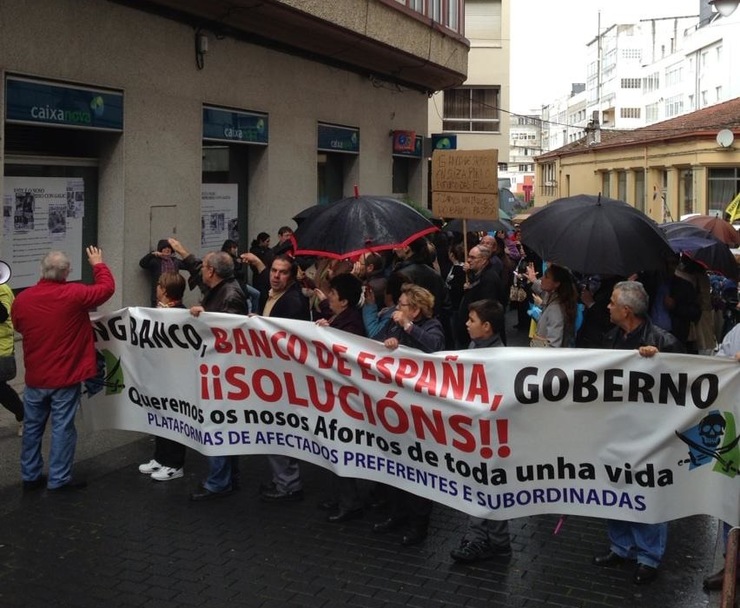 Afectados polas preferentes diante dunha sucursal da antiga Caixanova en Carballo 