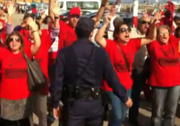 Protesta das preferentes no Grove durante a visita de Feijóo 