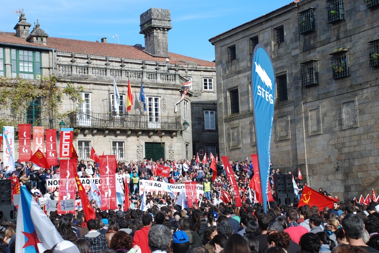 A Praza da Quintana ateigada manifestación da foga do 14N en Santiago