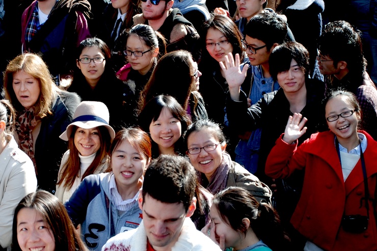 Estudantes chinesas nunha manifestación en Santiago