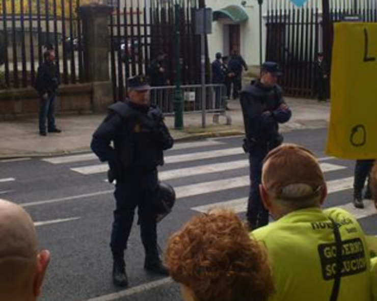 A Policía rodea o Parlamento de Galicia