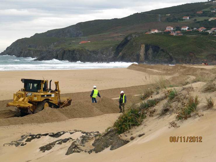 Bulldozer abrindo a canle artificial na Lagoa da Frouxeira- Valdoviño / ADEGA