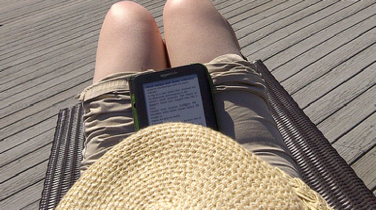 Lendo un libro electrónico nun Kindle de Amazon / Zenobia Joy Flickr