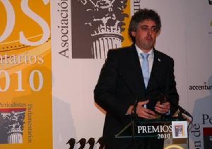 Xosé Manuel Pérez Bouza cando recolleu o premio ao 'Senador Revelación' que otorga a prensa que informa dende as Cortes 