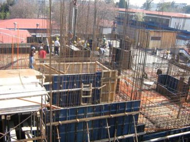 Traballadores da construcción nun edificio