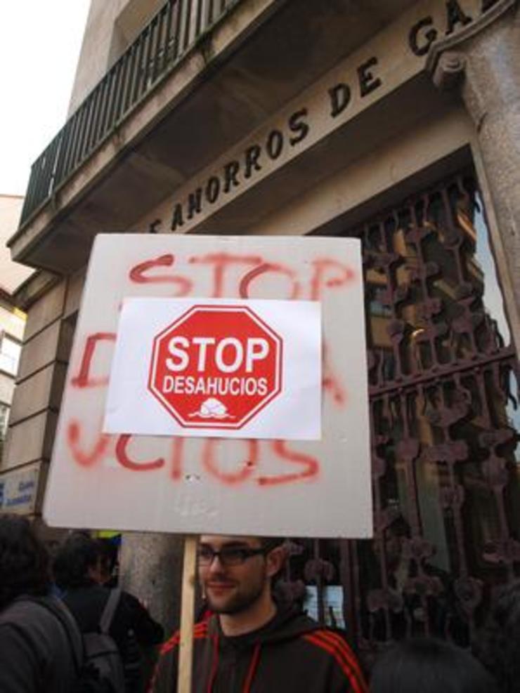 Manifestante de Stop Desahucios en Santiago