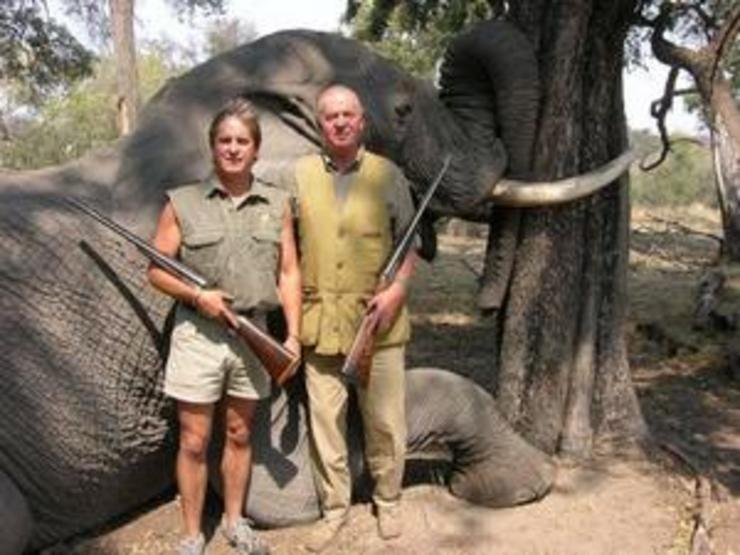 O rei Juan Carlos I, nunha cacería de elefantes.