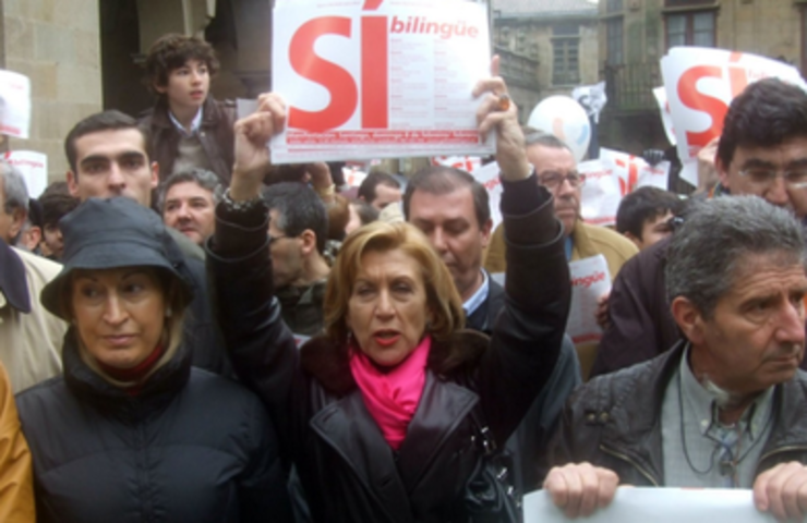 Rosa Díez, no centro, canda Ana Pastor e López Chaves (PP) na polémica protesta de Galicia Bilingüe na precampaña das últimas autonómicas