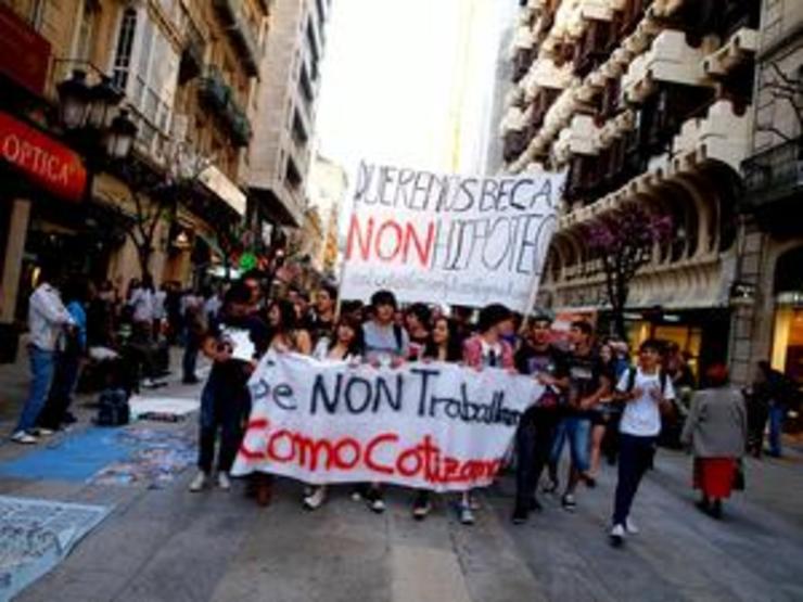 Estudantes sen Futuro na súa primeira mobilización o 7 de abril