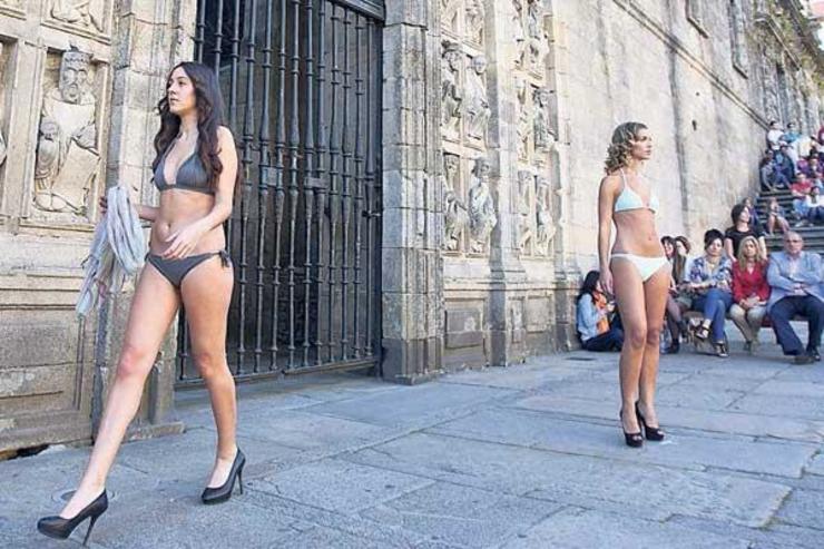Desfile diante da Porta Santa