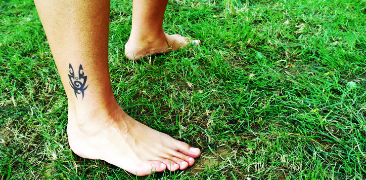 Pés sobre a herba