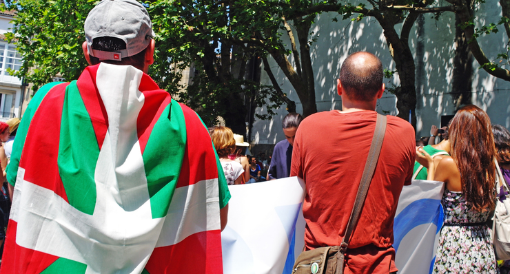 Nunca falta a preciosa bandeira de Euskadi nun 25 de xullo en Compostela