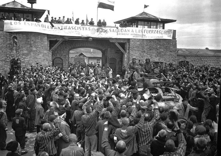 “LOS ESPAÑOLES ANTIFASCISTAS SALUDAN A LAS FUERZAS LIBERADORAS”, escribiron os republicanos cando as tropas americanos liberaron Mathausen