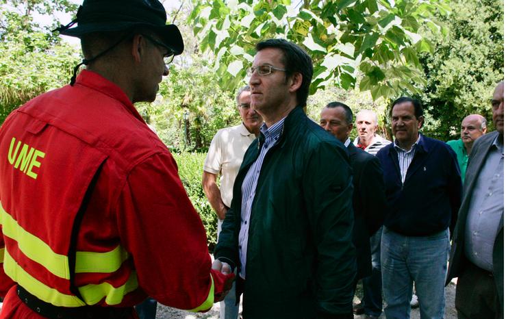 Feijóo saúda a un membro do Exército (Unidad Militar de Emerxencias) durante o incendio no Barco