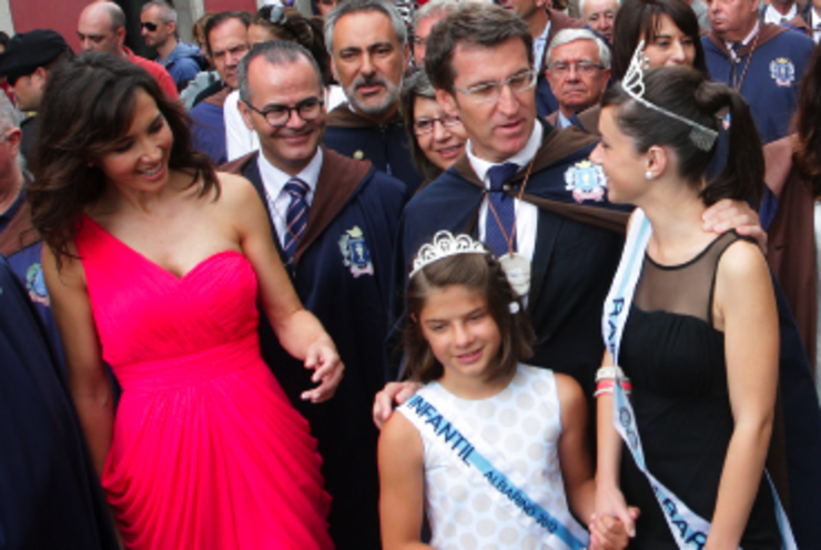 Feijóo saúda as damas do Albariño acompañado de Paloma Lago