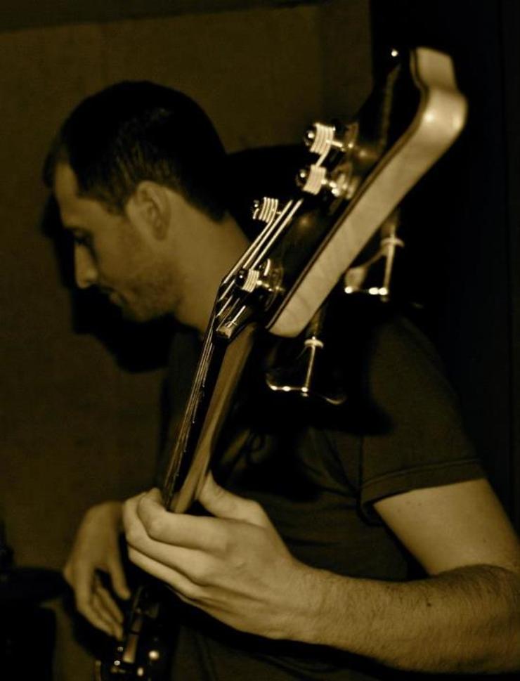 Rubén. Baixista