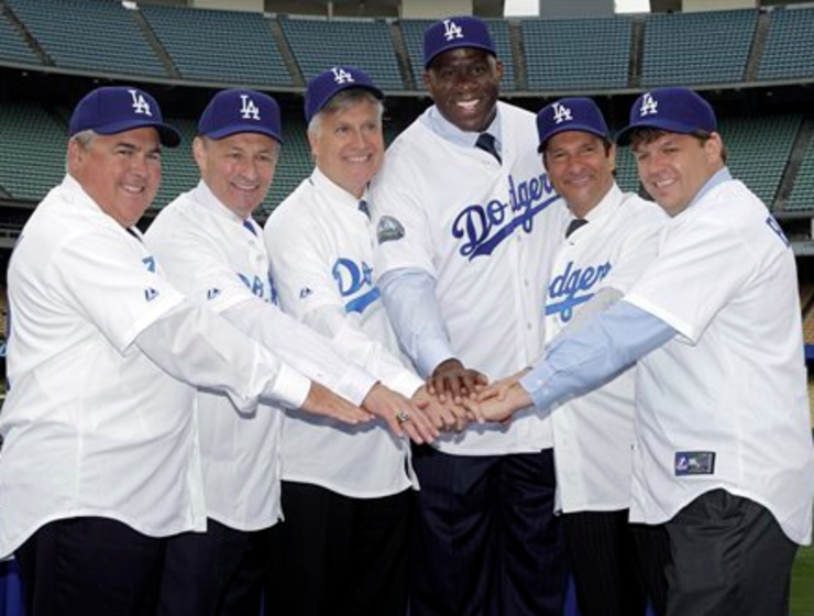 Foto de presentación dos novos donos dos Los Angeles Dodgers, con Magic Johnson no centro e o CEO de Guggenheim á súa dereita