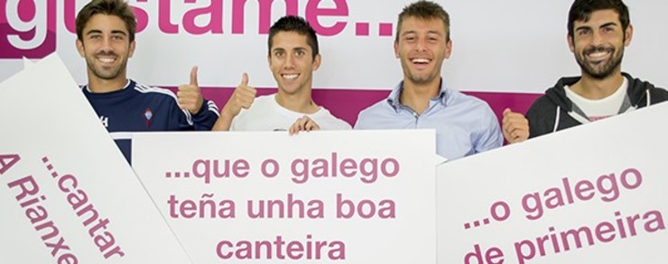 Xogadores do Celta con varios lemas da campaña.