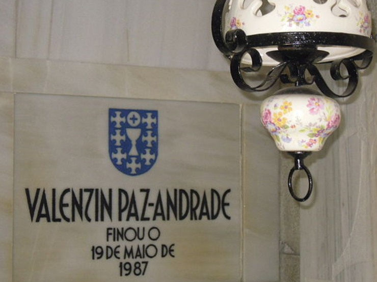 Lápida de Valentín Paz Andrade no camposanto Lérez 
