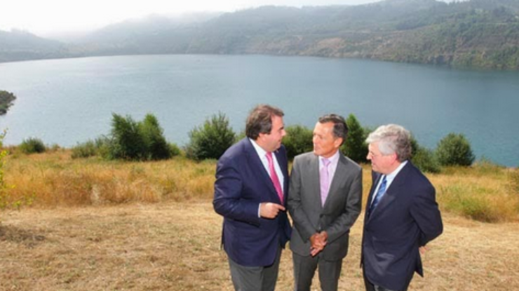 O ex conselleiro Hernández e o alcalde Negreira no lago artificial de Meirama