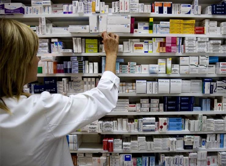 Dispensando medicamentos nunha farmacia/ snarc - Arquivo