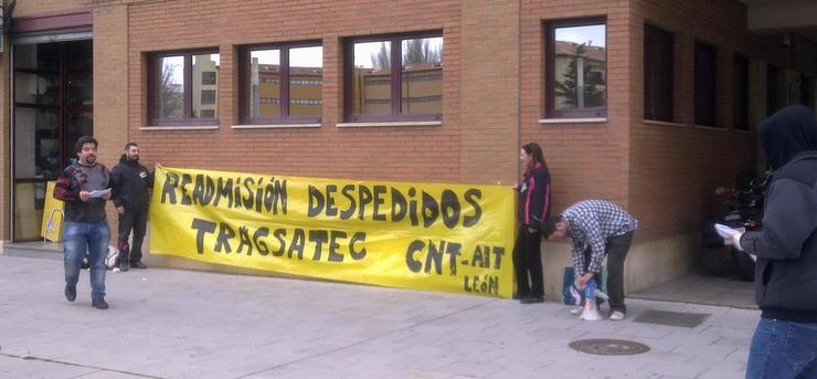 Pancarta en apoio dos traballadores de Tragasatec