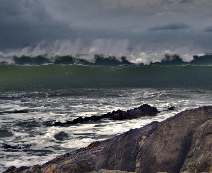 Temporal no mar con grandes ondas na costa galega