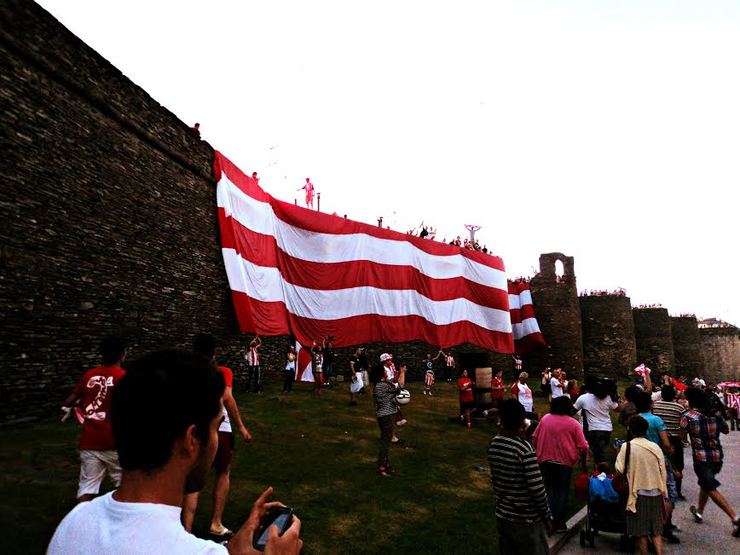 A muralla de Lugo cuberta coa bandeira do clube deportivo da cidade / G.A. - Arquivo