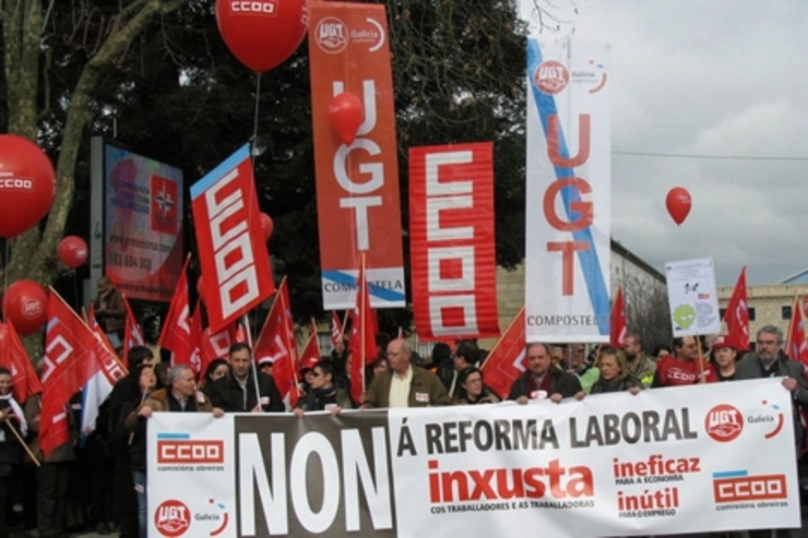 Sindicalistas de UGT e CC.OO manifestándose en contra da reforma laboral