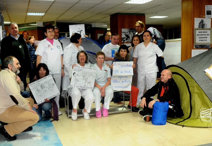 Traballadores do Hospital Xeral de Vigo, pechados contra os recortes na sanidade pública 