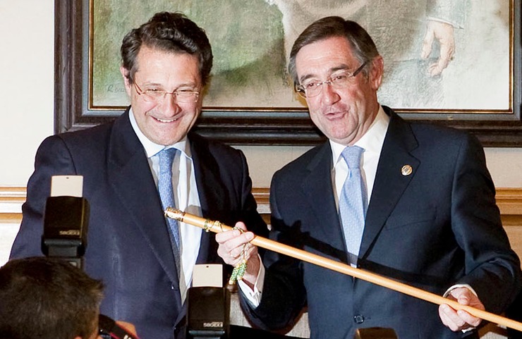 Conde Roa entrega o bastón de alcalde de Santiago a Ángel Currás