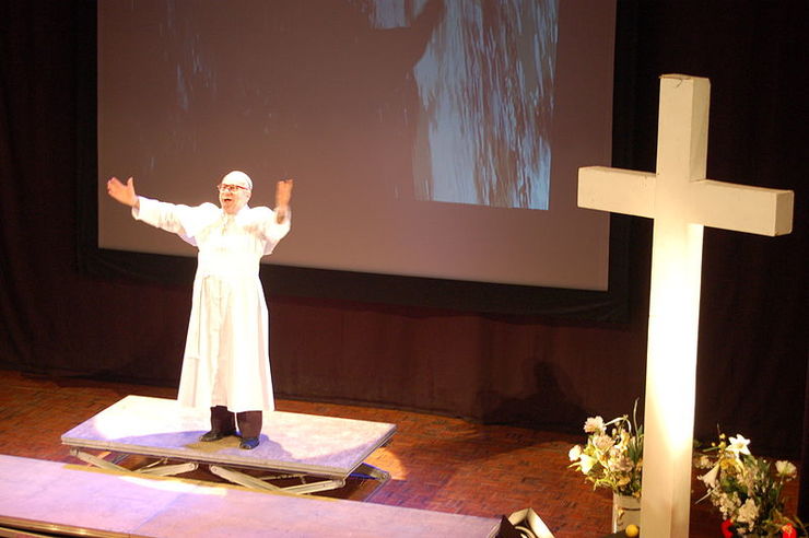 Leo Bassi exercendo de Papa nun dos seus espectáculos