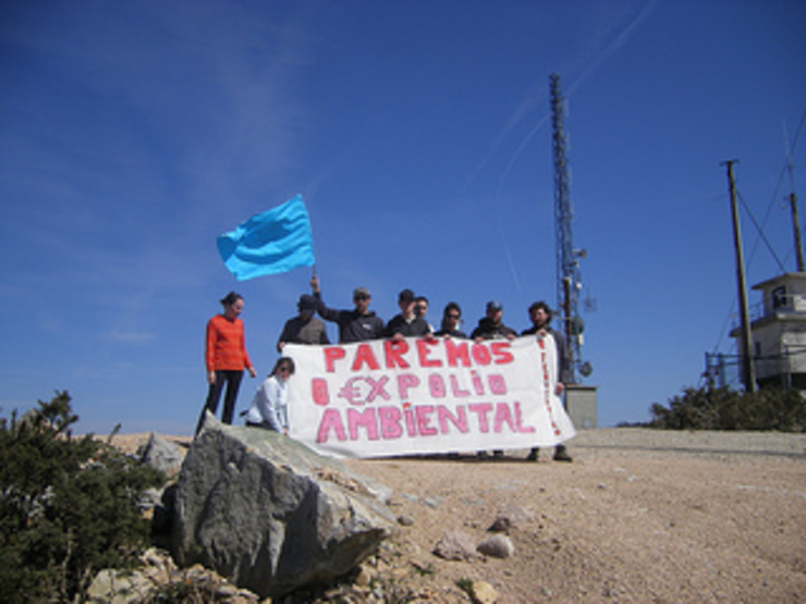 Protesta no monte Xesteiras, en Cuntis, por membros de O Fervedoiro