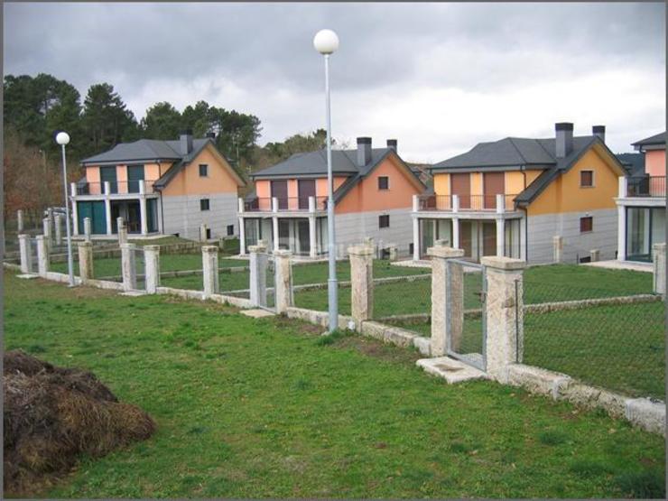 Outra urbanización en Barbadás abandonada