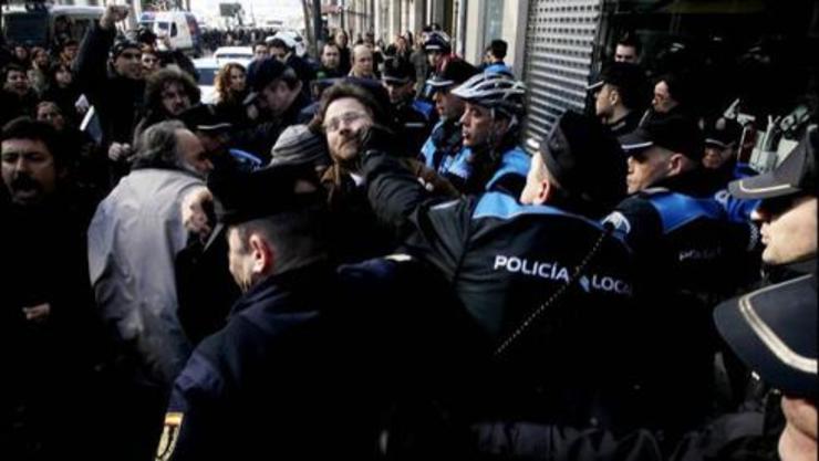 Un policía local propina unha puñada a un cidadán que se manifestaba contra o desafiuzamento dunha muller de 85 anos na Coruña 