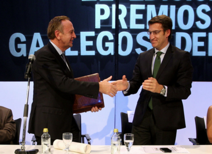 De Sousa Faro, presidente de Pescanova, recibe un premio de El Correo Gallego das mans de Feijóo