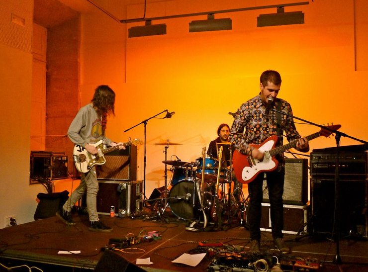 O grupo de música Discos Las Palameras! tocando na Zona C de Santiago 