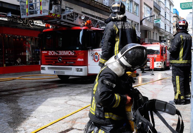 Os bombeiros interveñen nun incendio  en Vigo 