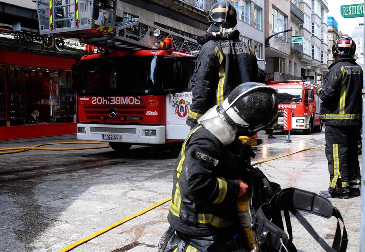 Os bombeiros interveñen nun accidente 