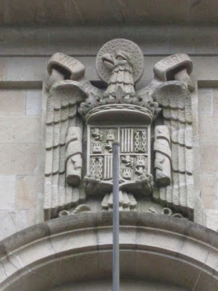 Escudo franquista na facultade de Químicas da USC