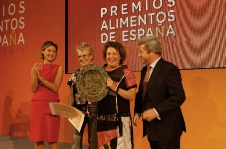 As creadoras das galletas Maruxas de Nata recibindo o premio Premio Alimentos de España - Mujer Emprendedora
